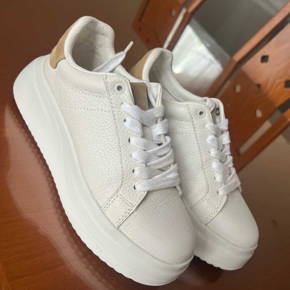 Zara LEATHER PLATFORM Sneakers, Like New . Size 6